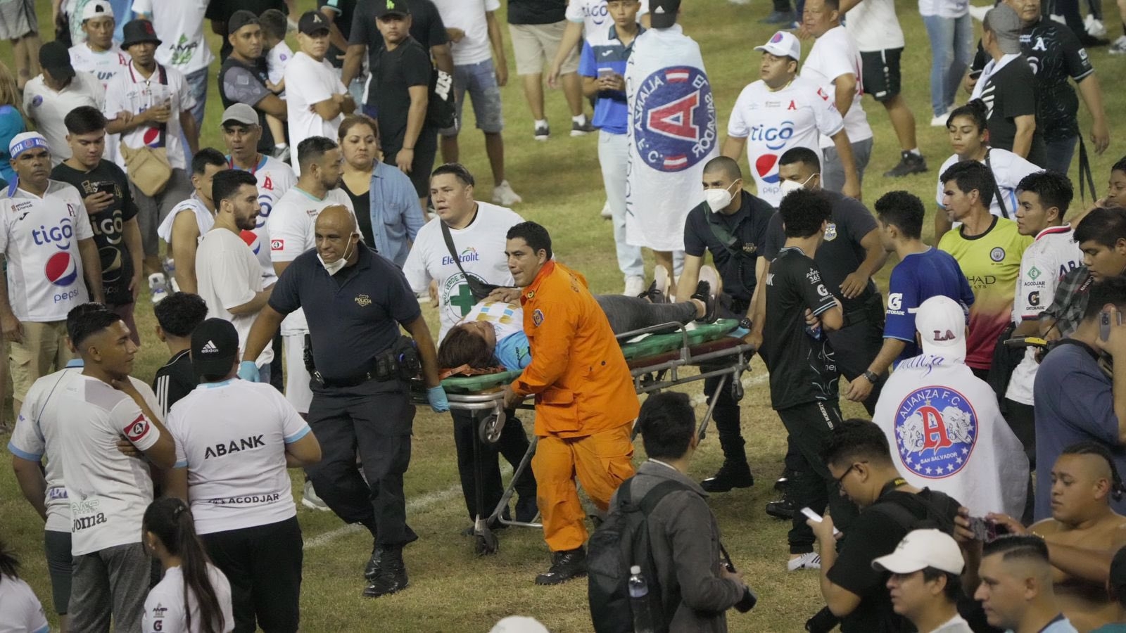Estampida en El Salvador: Van 12 personas muertas en el estadio Cuscatlán