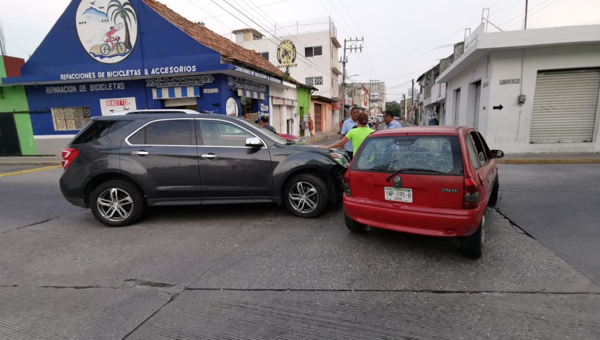 Conductor 'se vuela' el alto e impacta contra un auto en Ciudad del Carmen