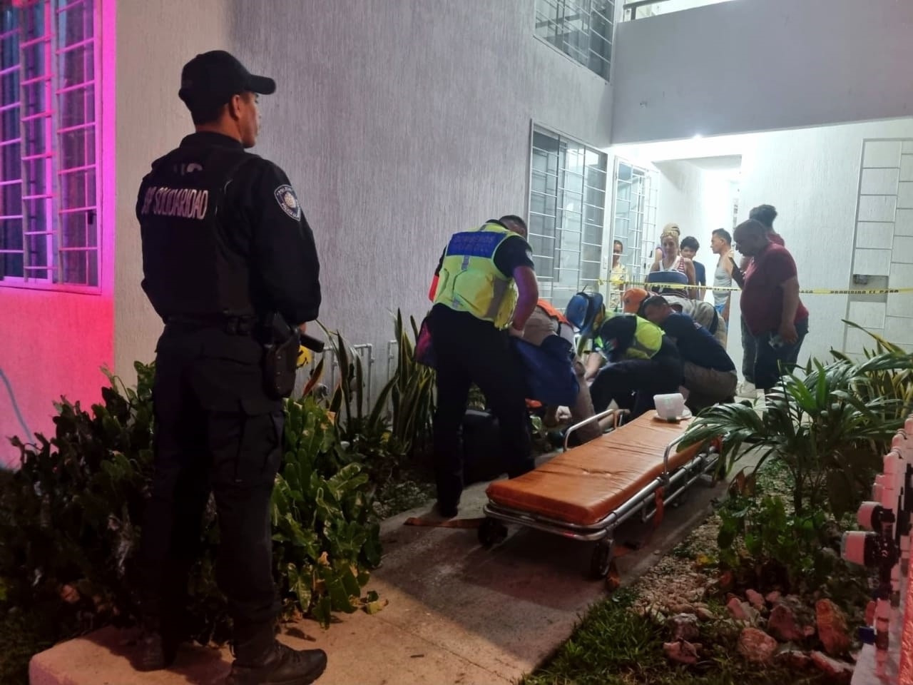 Quinceañera termina hospitalizada tras caer de un cuatro piso en Playa del Carmen