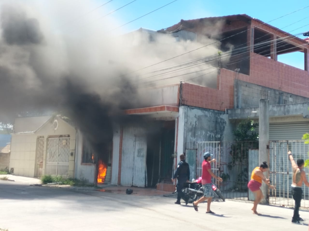 Hombres incendian bar clandestino en la Región 234 en Cancún