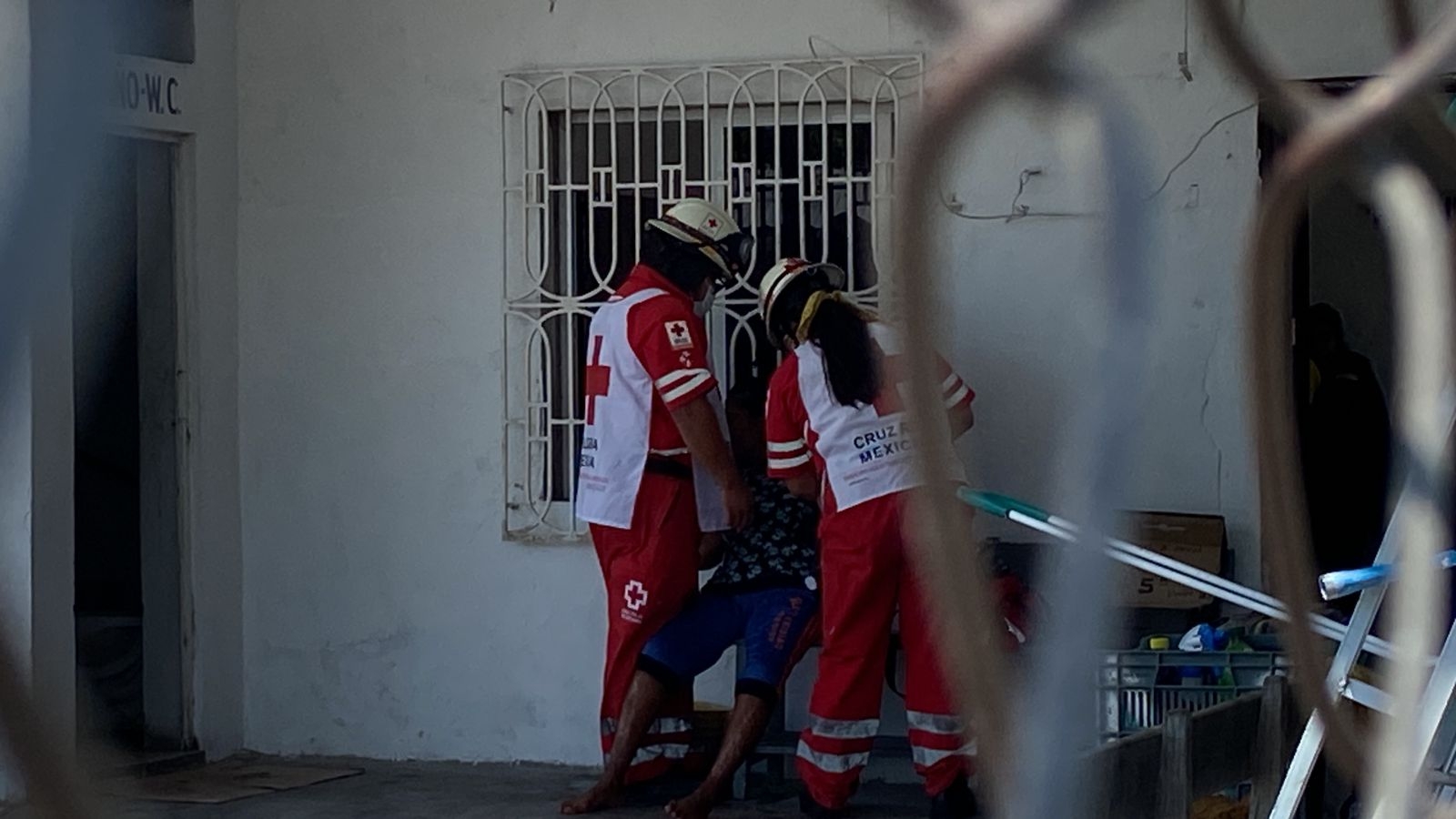Abuelita se desmaya en una terminal de combis en Campeche