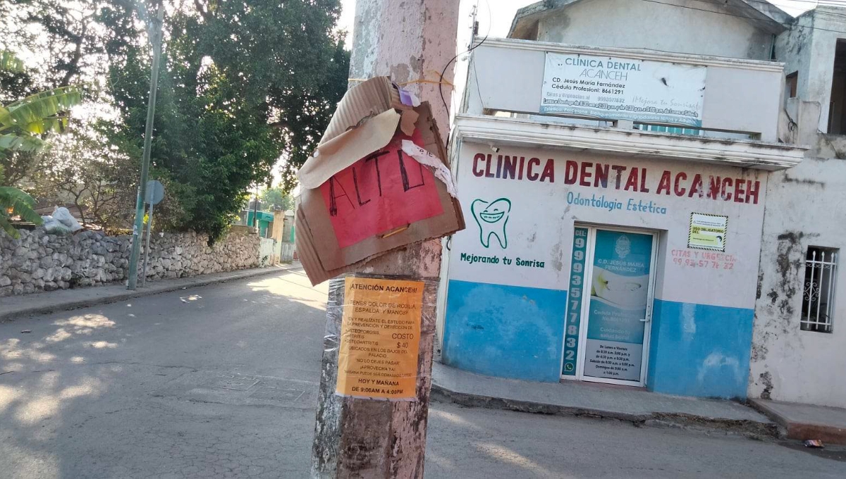 Por desatención del Ayuntamiento de Acanceh, vecinos improvisan señalamientos con madera y cartón