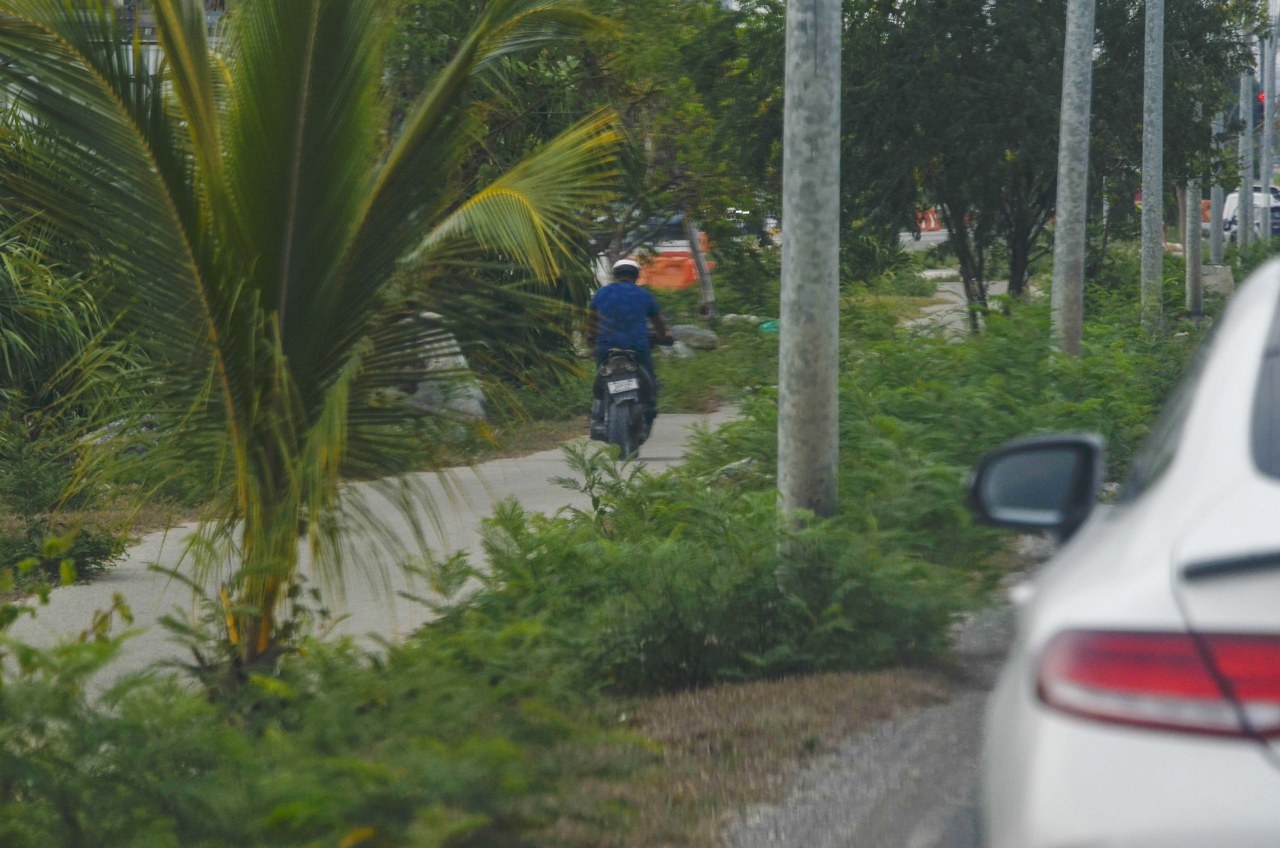 Captan a motociclistas en Cancún usando ciclovías para evadir el tráfico