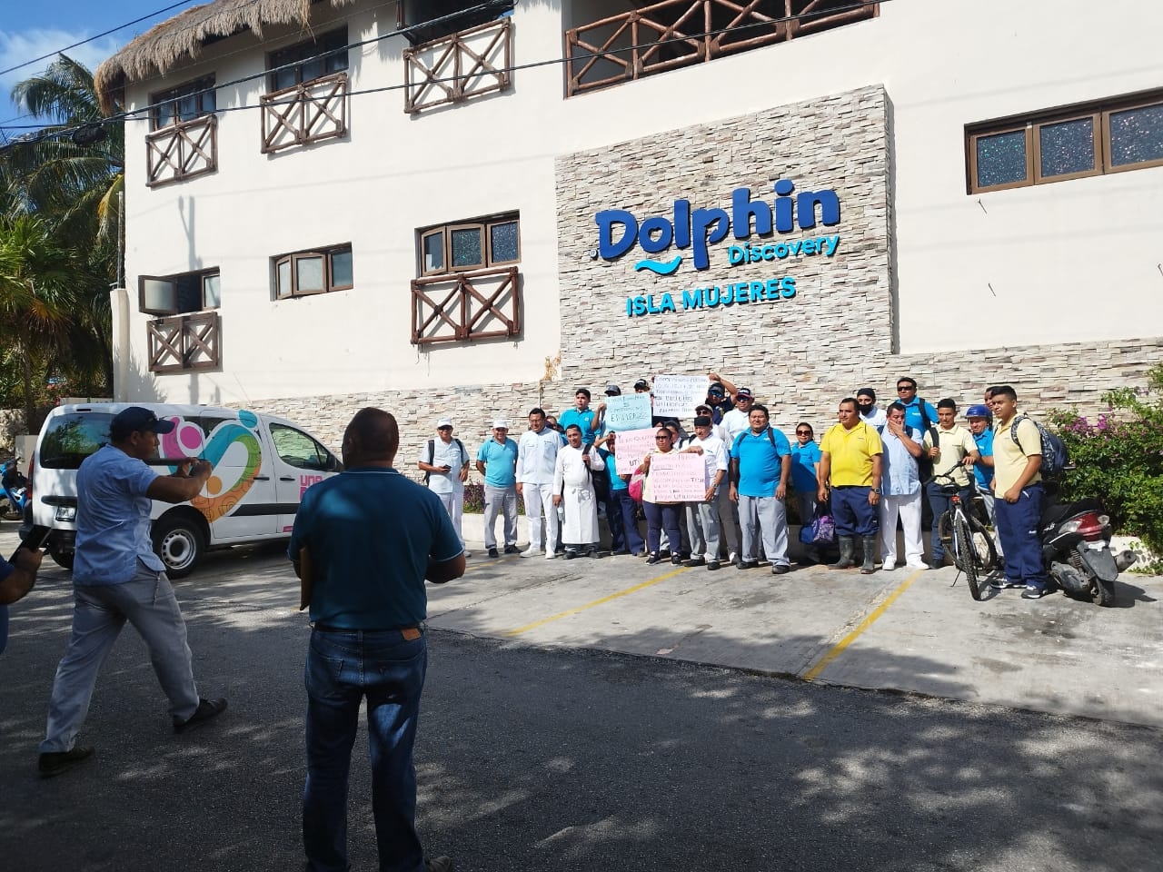 Empleados de delfinarios protestan en Quintana Roo; se van a paro de labores