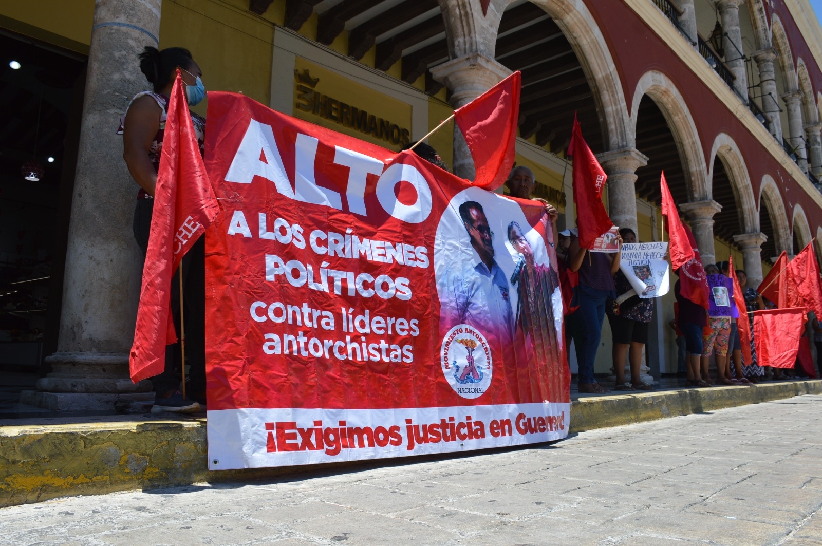 Campeche: Con cadena humana, piden justicia para antorchistas asesinados en Guerrero