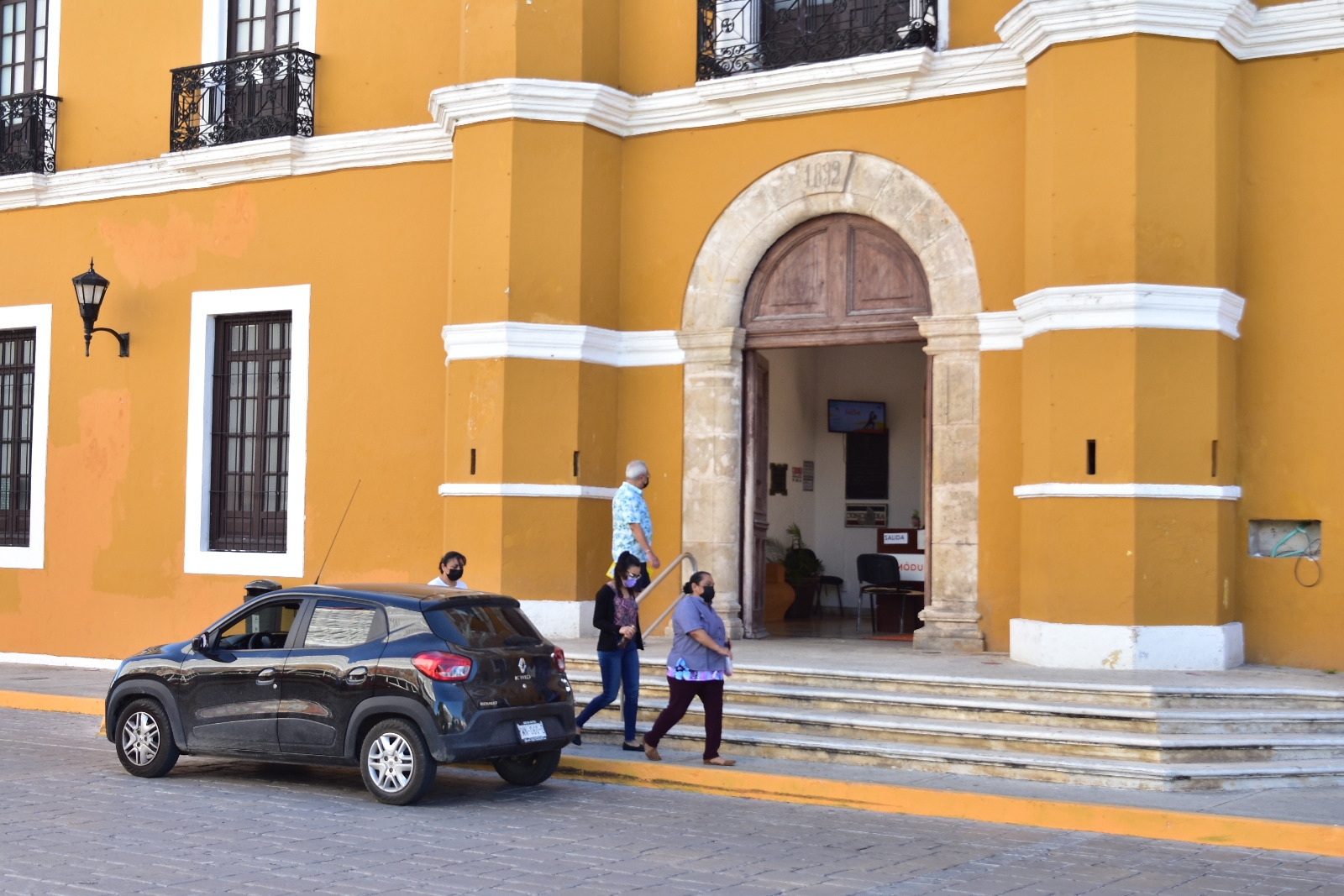 Eliseo Fernández le 'pasa la bolita' a Biby Rabelo por despidos del Ayuntamiento de Campeche