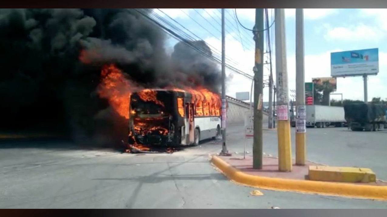 Se incendia autobús con 20 pasajeros en Apodaca, Nuevo León