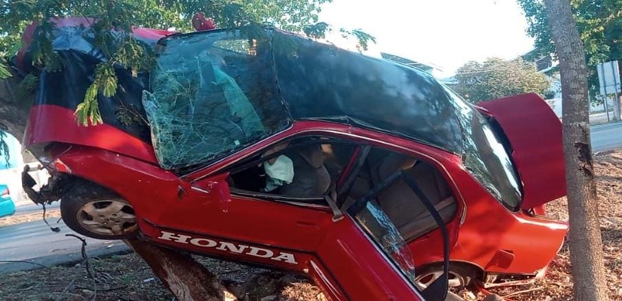 Conductor ebrio vuelca su auto en el Periférico de Mérida; hay cuatro lesionados