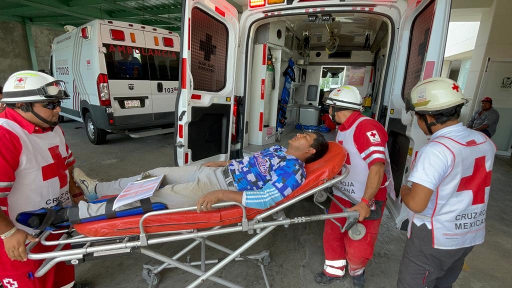 Beisbolista se fractura la pierna durante un juego en Ciudad del Carmen
