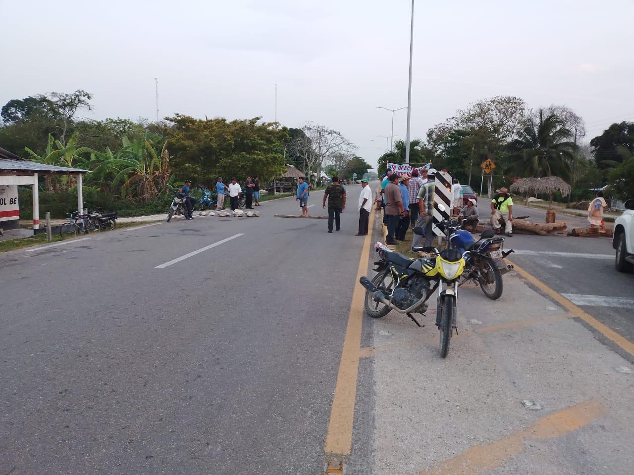 Chetumal: Ejidatarios de "La Pantera" inician bloqueo carretero de la vía corta a Mérida