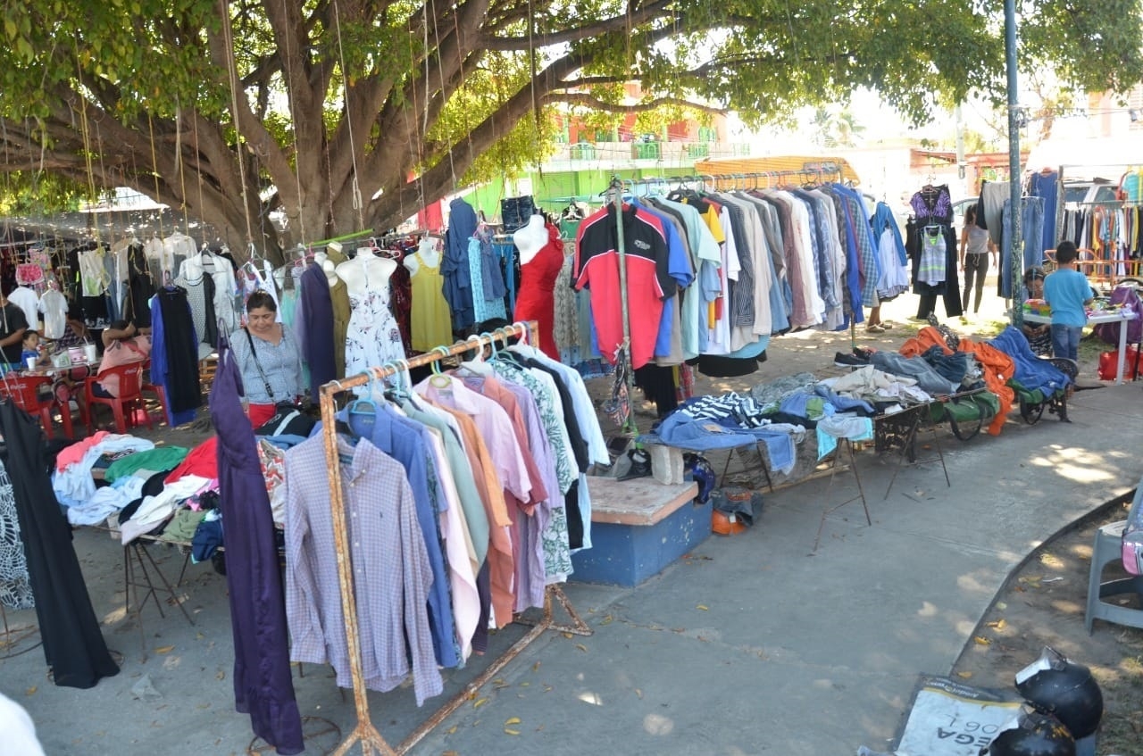 Tianguistas 'pelean' por locales en el Nuevo Mercado del Chechén en Ciudad del Carmen