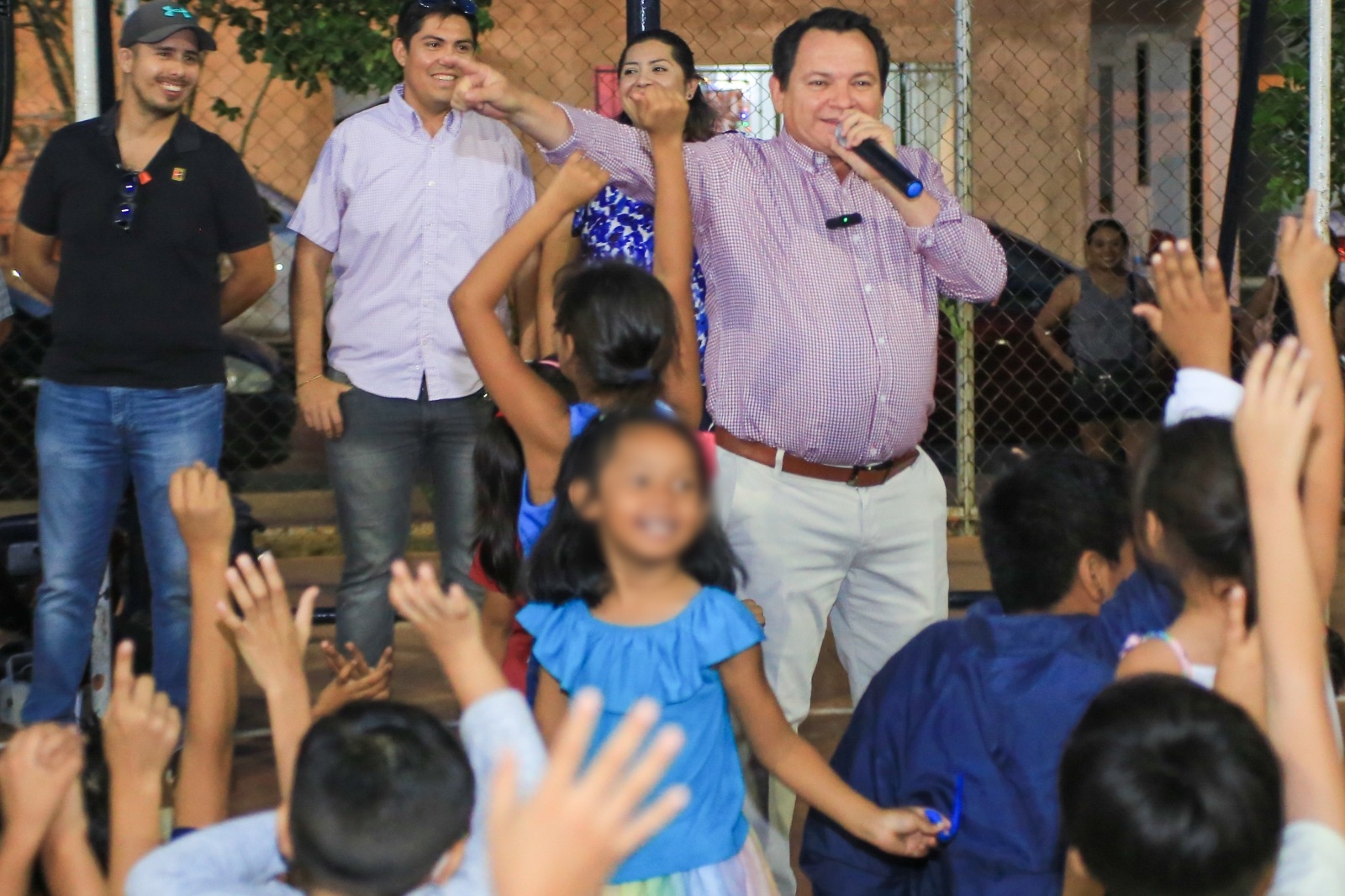 Joaquín Díaz Mena celebra a los niños del programa Bienestar en Ciudad Caucel