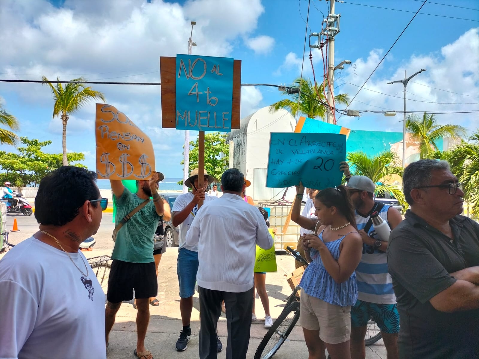 Manifestantes irrumpen evento de Mara Lezama en Cozumel