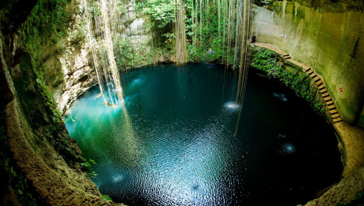 El cenote está ubicado en la comunidad Pisté en el municipio de Tinum, Yucatán