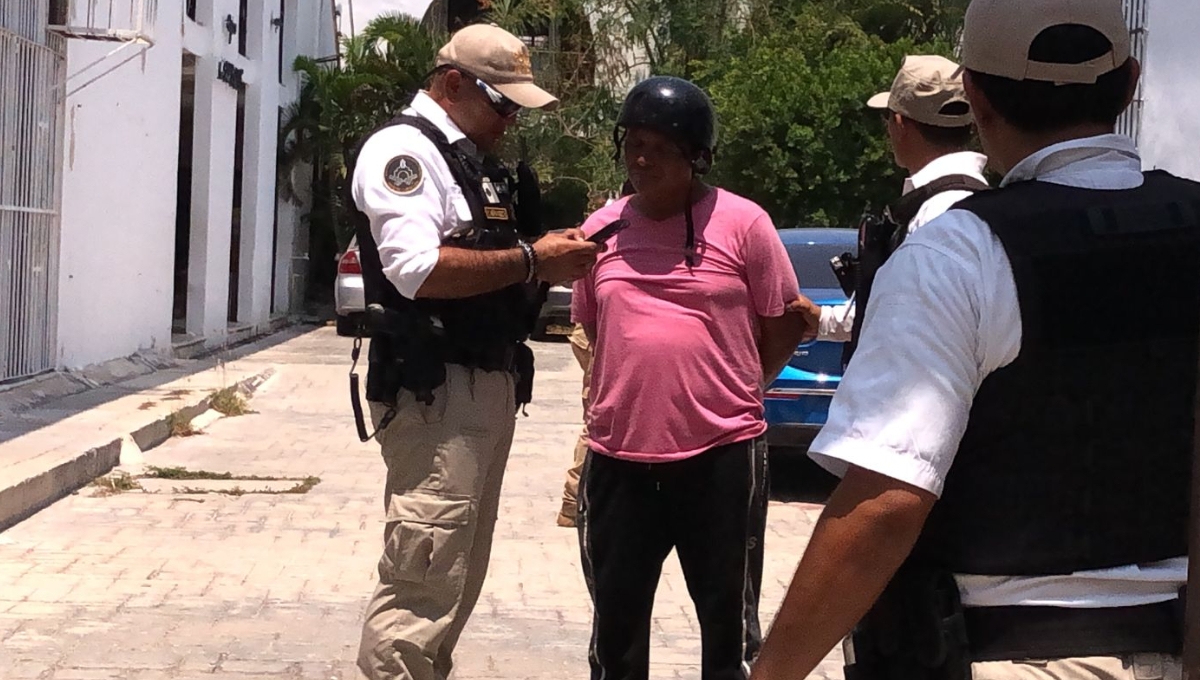 Detienen a 'huachicolero' en Campeche; ordeñaba gasolina de motocicletas en el Ayuntamiento