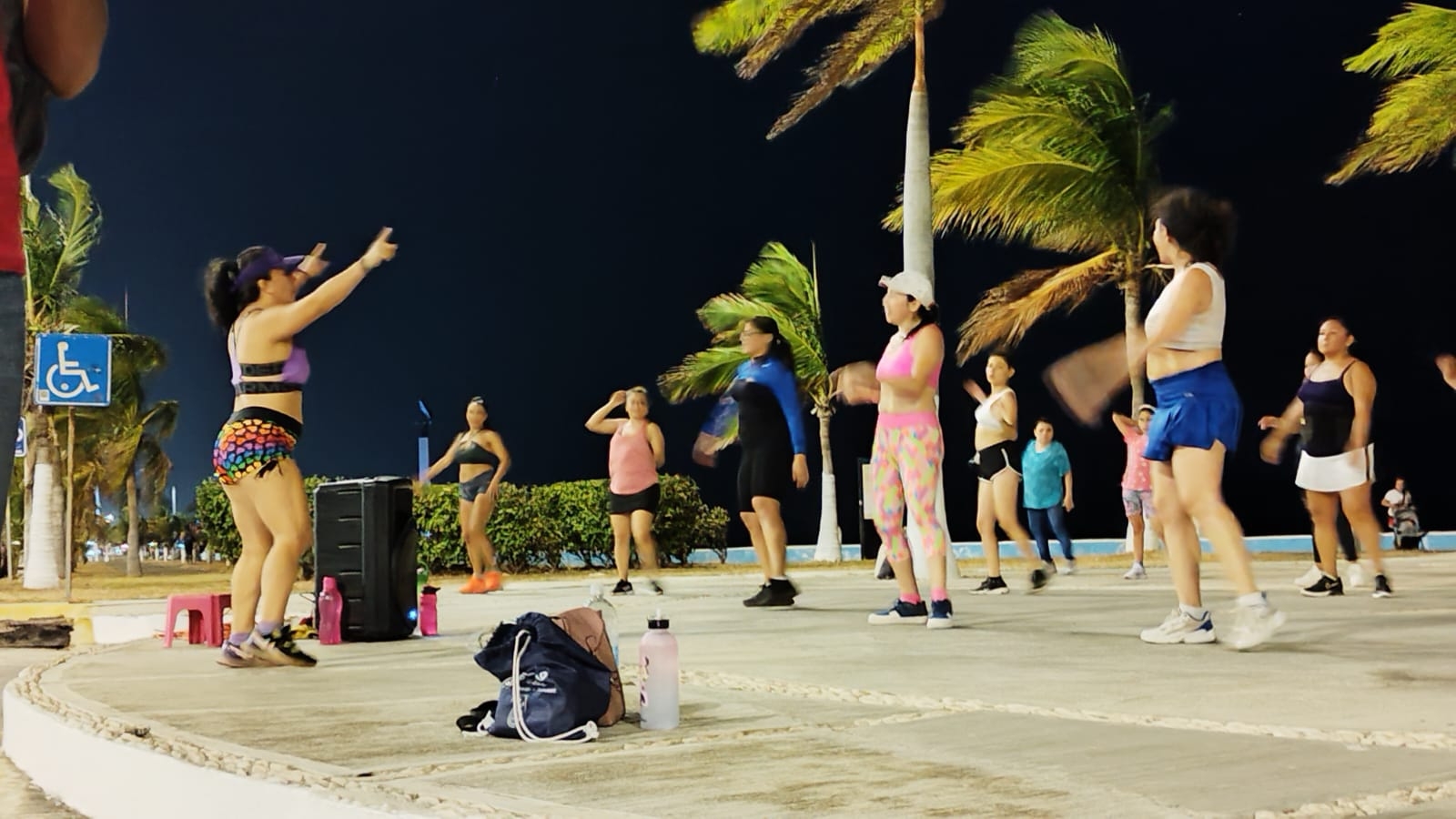 Las mujeres disfrutan de un momento de ejercicio en el Malecón de Campeche