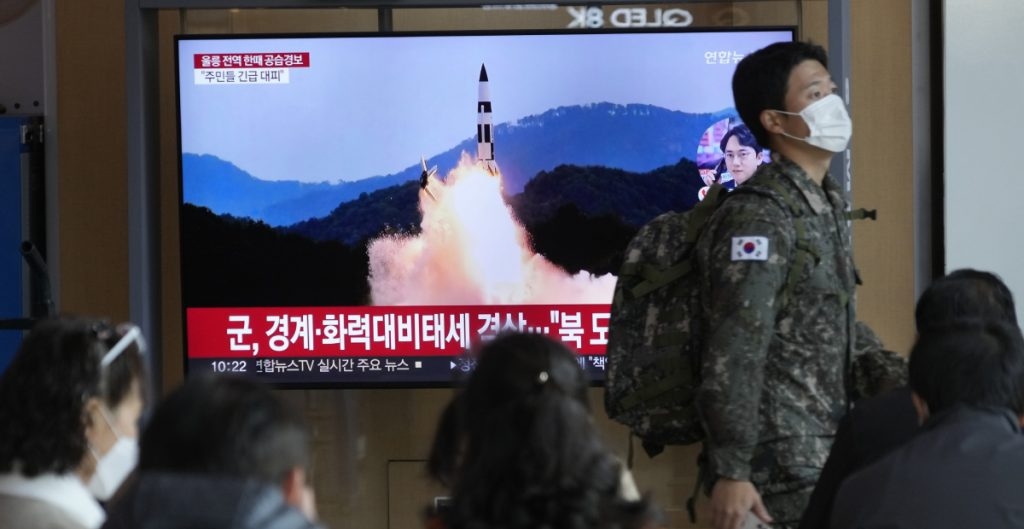 Corea del Norte lanza un misil al mar de Japón
