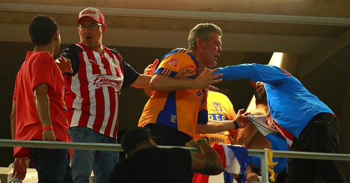 FMF sanciona a Chivas por peleas entre aficionados en la final de la Liga MX