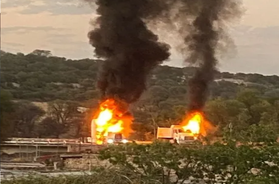Balacera y autos incendiados en municipios de Jalisco
