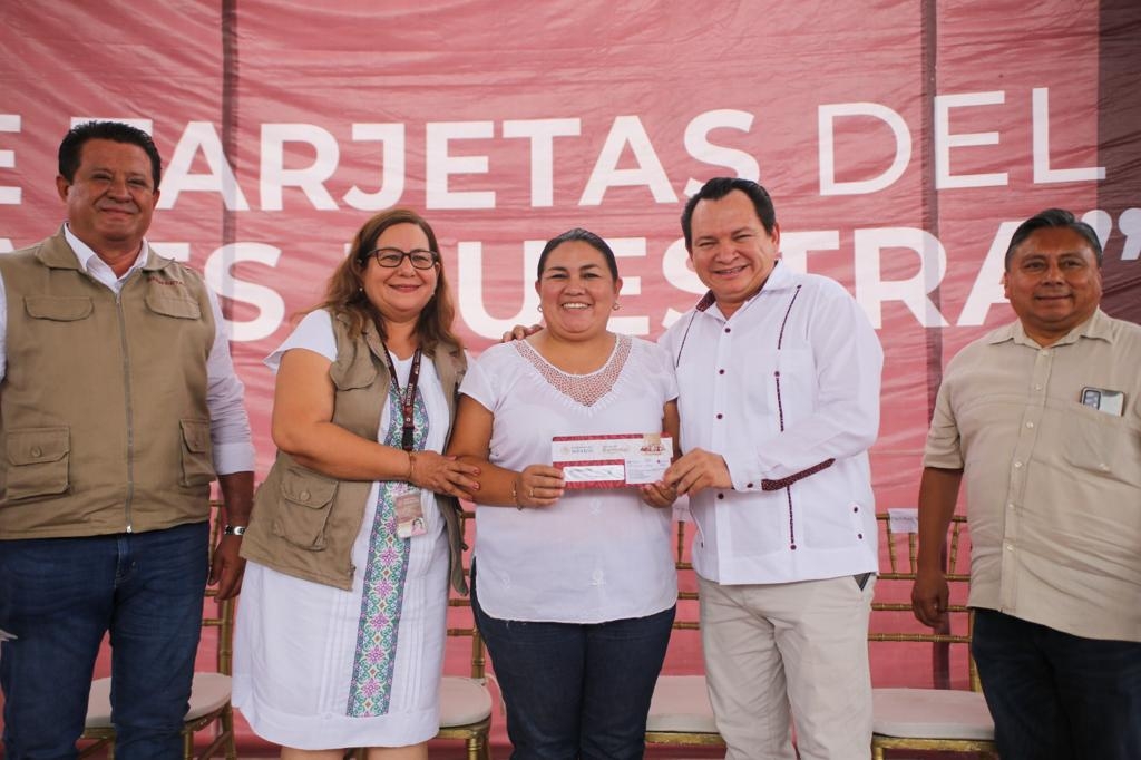 Joaquín Díaz Mena entrega 31 mdp a 76 escuelas en Yucatán