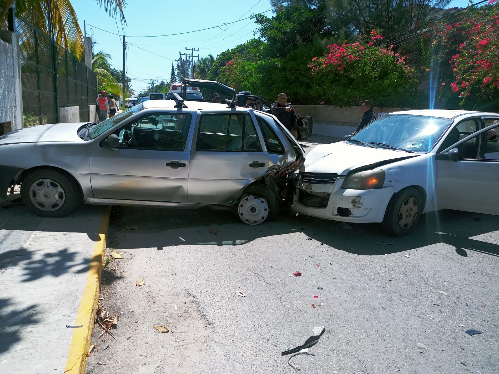Conductora se estrella contra un auto estacionado en Chicxulub; hay un menor herido