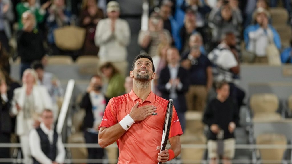 Novak Djokovic avanza a la tercera ronda en Roland Garros