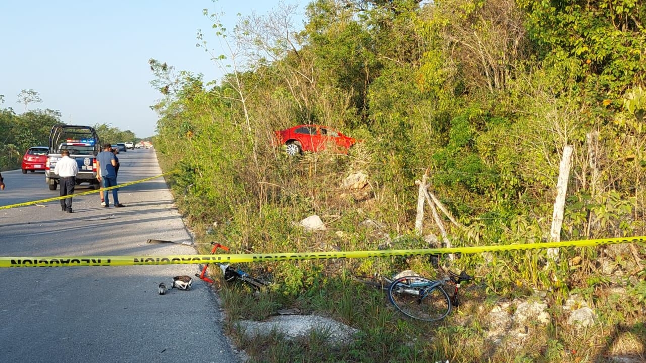 Tres ciclistas son atropellados en la avenida Huayacan de Cancún; uno perdió la vida