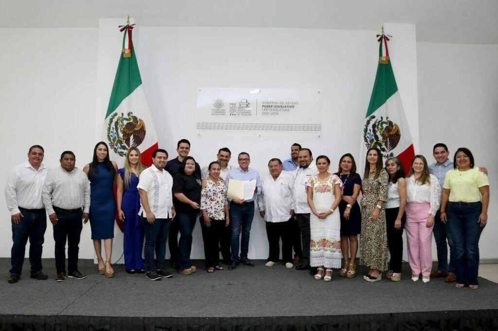 Actores yucatecos entregan al Congreso iniciativa para distinción del teatro regional