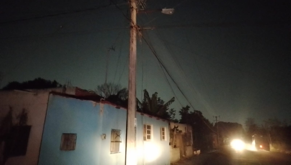 Cortocircuito deja sin luz toda la noche a vecinos de Escárcega