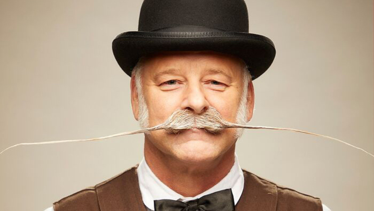 Hombre rompe Récord Guinness por el bigote más largo del mundo en EU