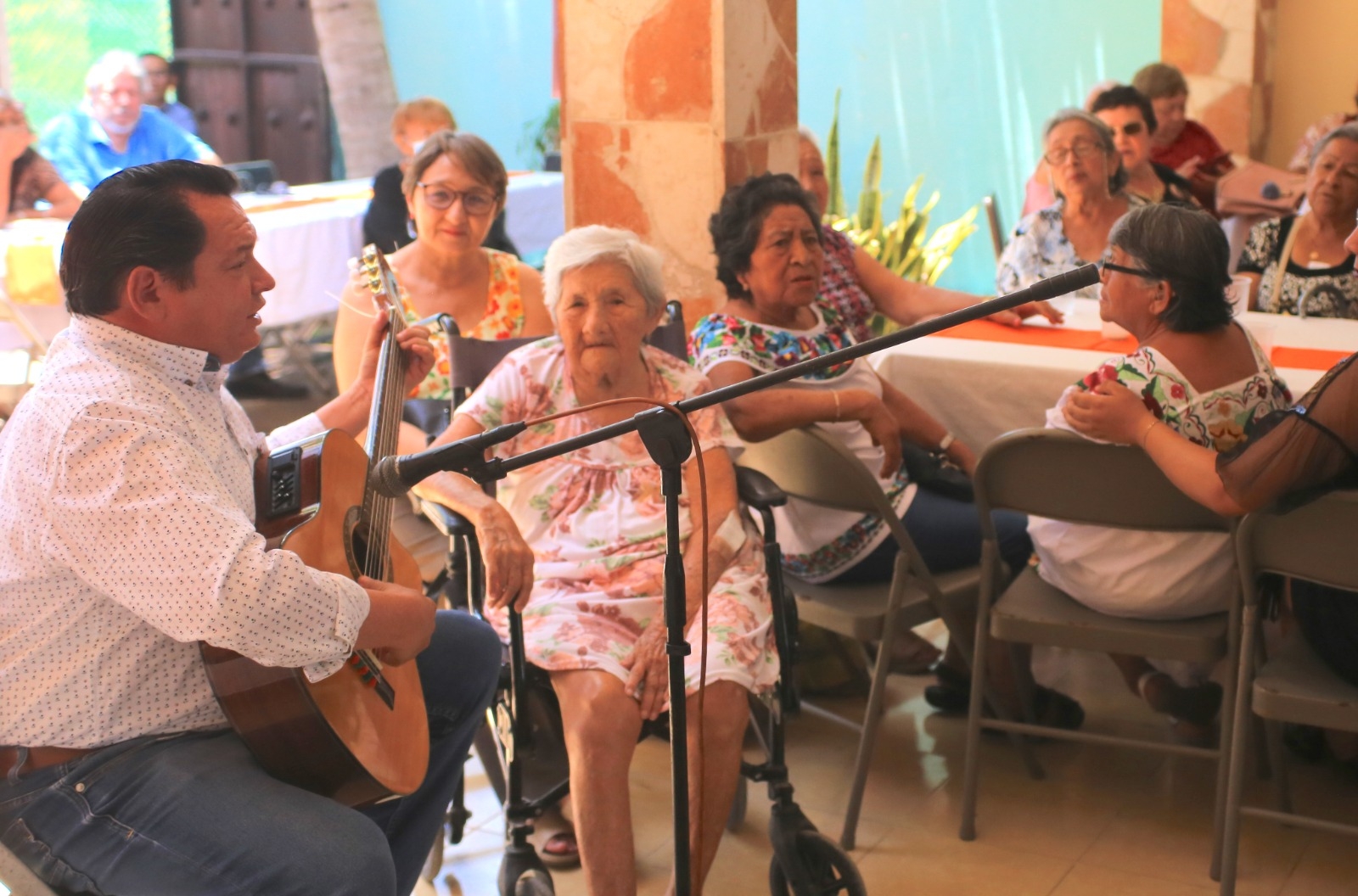 Joaquín Díaz Mena encabezó el noveno aniversario de "La Felicidad Comienza" en Mérida
