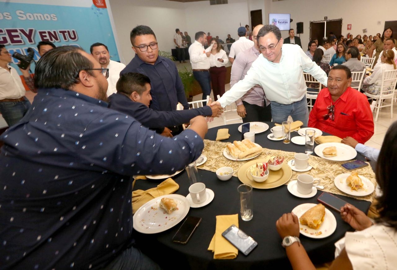 Liborio Vidal Aguilar, titular de la Segey, desayunó con los integrantes del programa, que ha llegado a 64 municipios