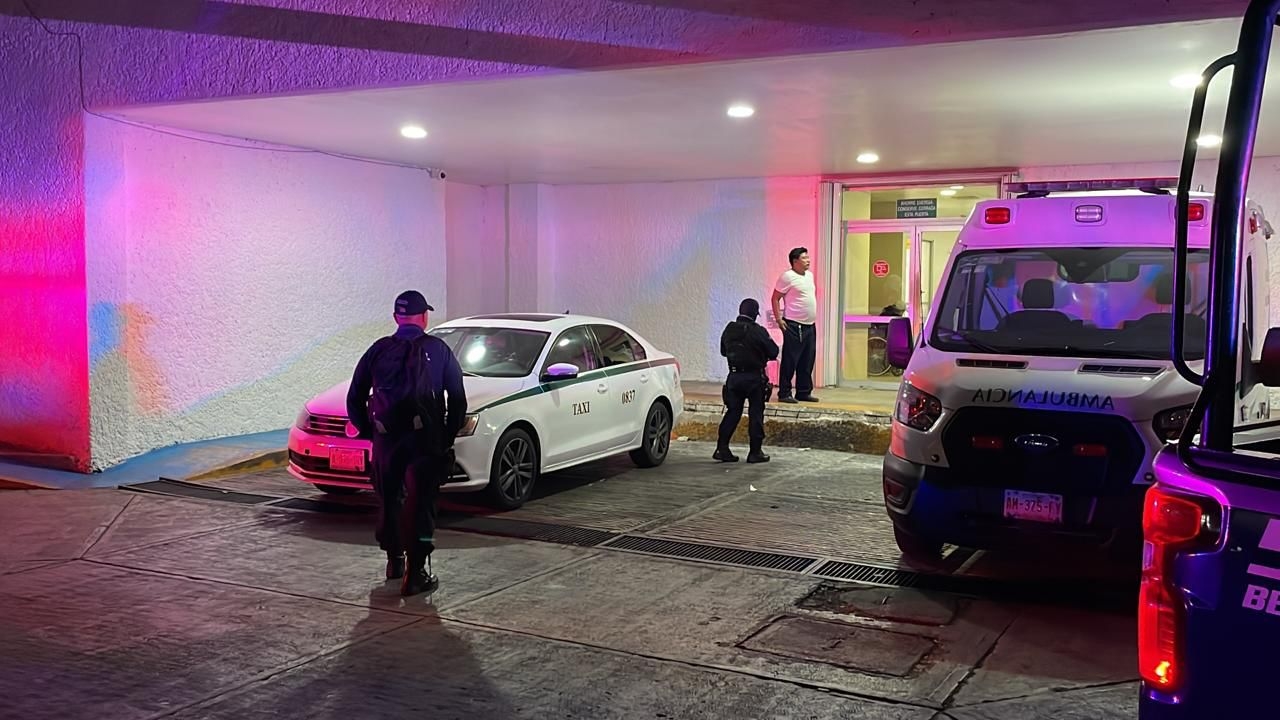 Hospitalizan a un taxista en Cancún tras ser víctima de un ataque armado