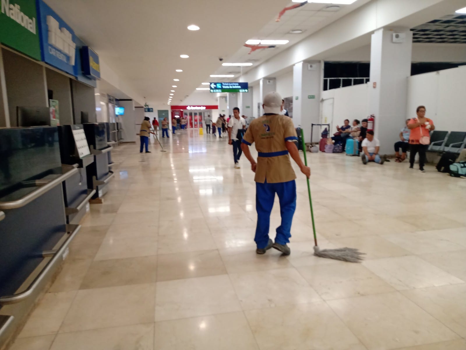 'Infierno' en el aeropuerto de Mérida; suspensión del aire acondicionado sofoca a los pasajeros