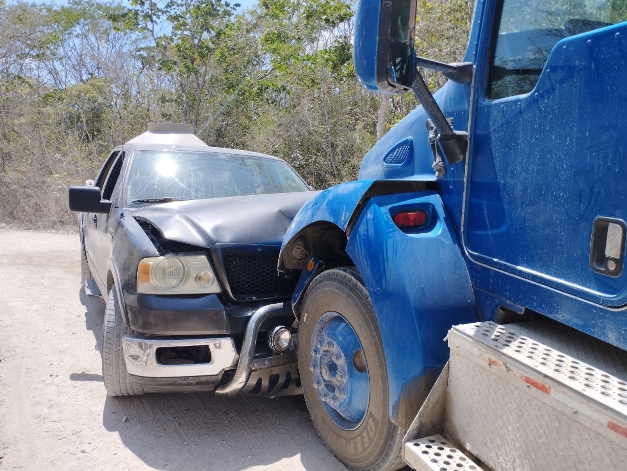 Camioneta de Protección Civil de Tizimín choca contra un volquete