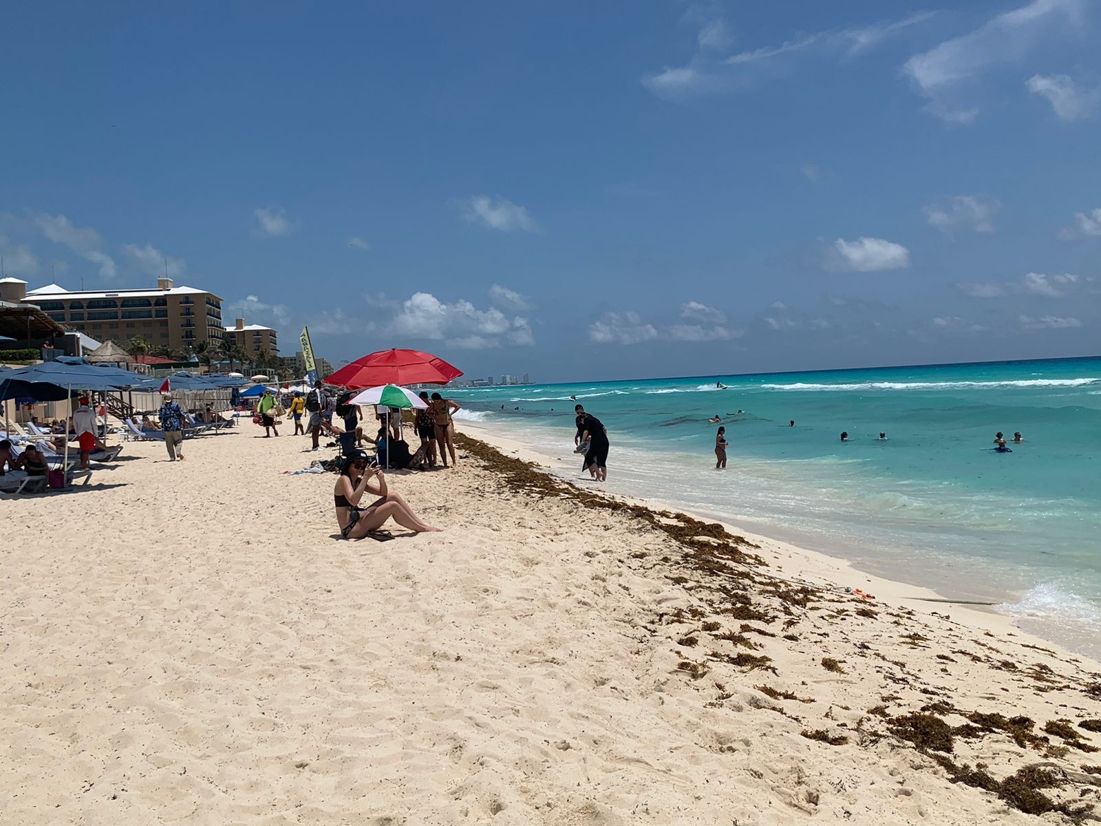 Turistas disfrutan de un caluroso sábado desde Playa Ballenas en Cancún: EN VIVO