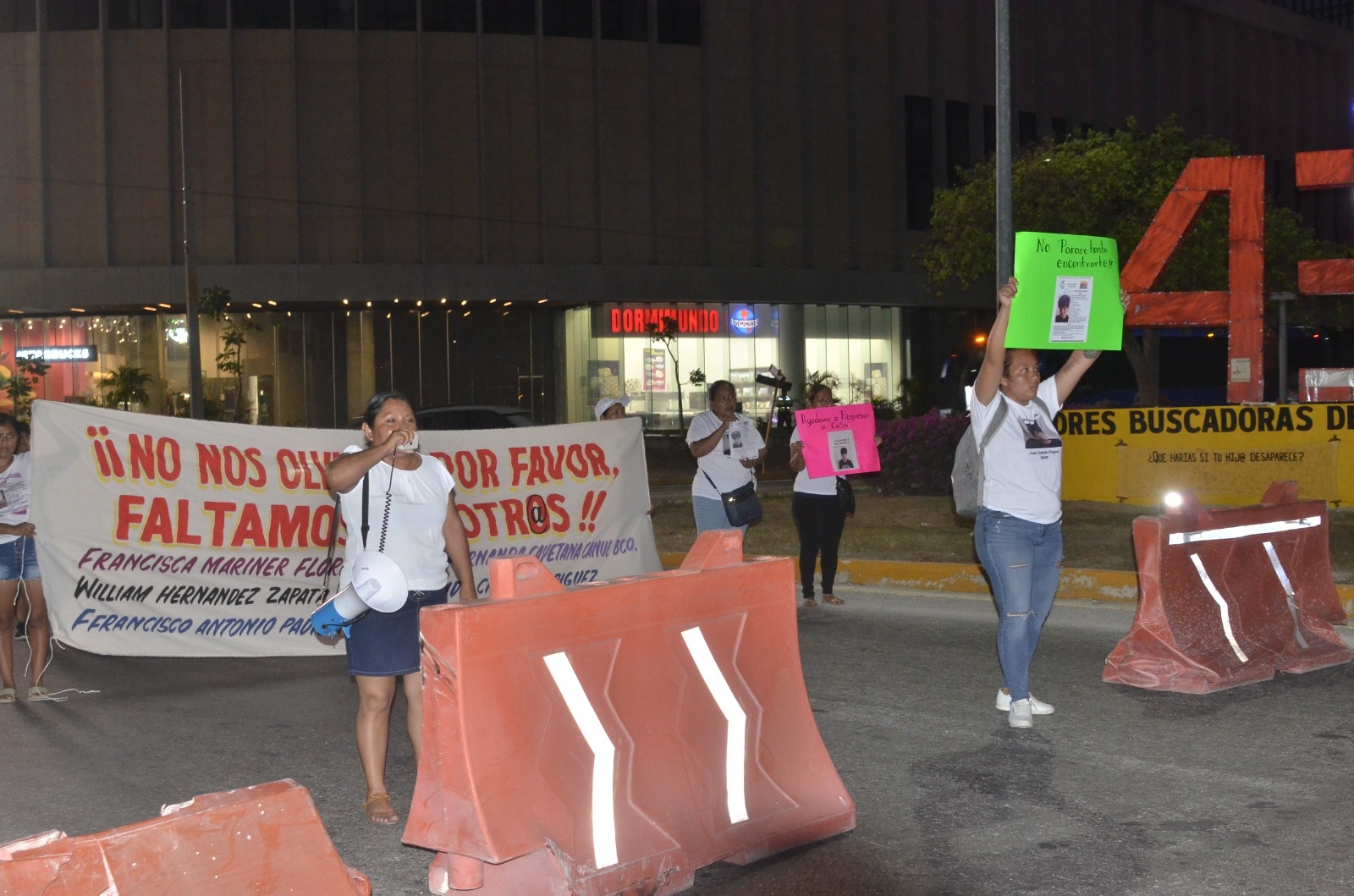 Madres buscadores en Cancún bloquean transitadas vialidades para llamar la atención de la FGE