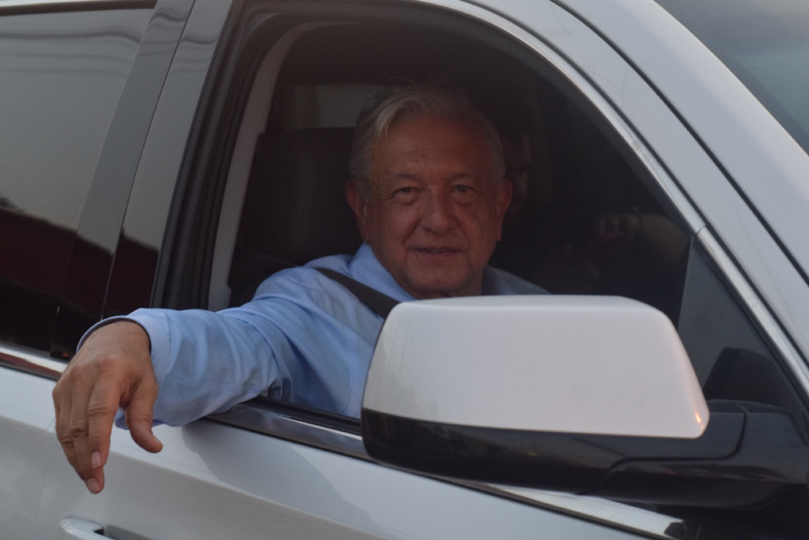 AMLO envía saludos a Don Mario Renato Menéndez, director fundador de Por Esto! en su visita a Mérida