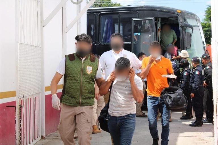 Indocumentados detenidos en Mérida saturan estación migratoria; los mandan a albergues