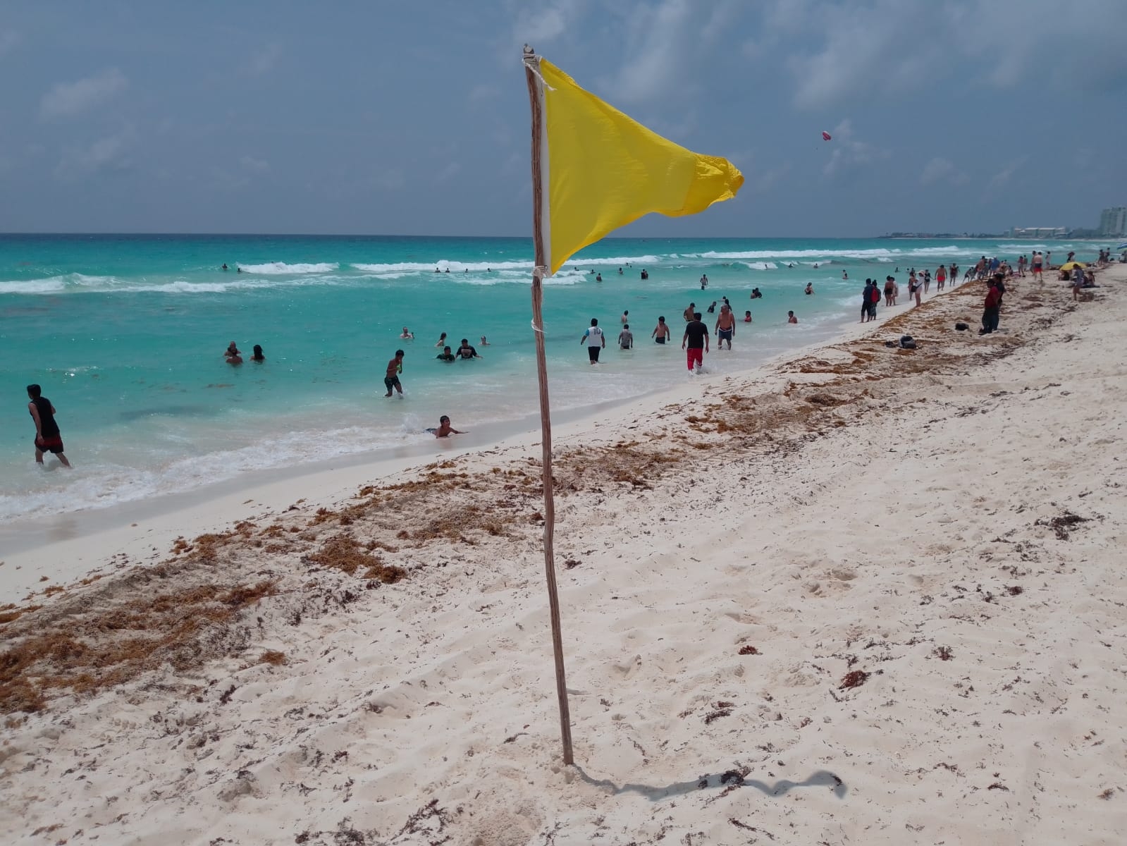 Playas de Cancún registran una afluencia regular de bañistas: EN VIVO