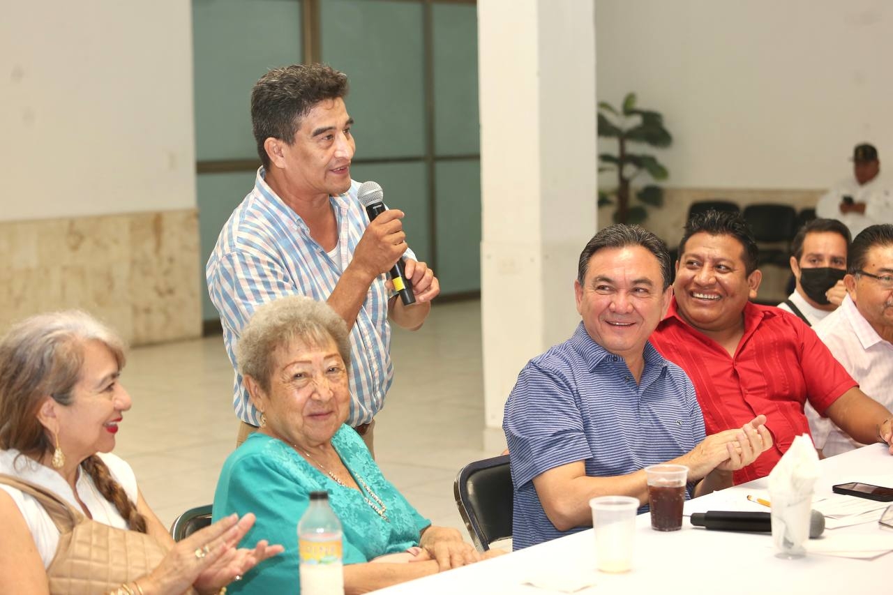Liborio Vidal se reúne con comerciantes de los mercados de Mérida