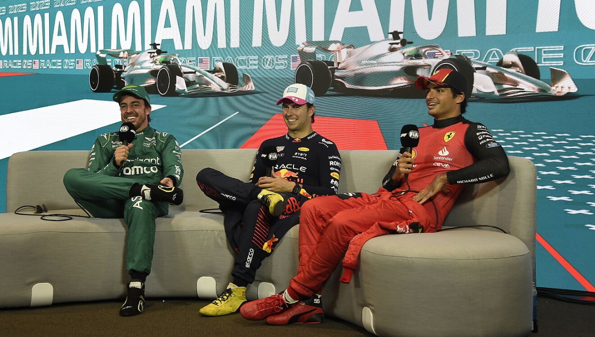 Fernando Alonso rompe la reglas y habla español durante rueda de prensa de la Fórmula 1: VIDEO