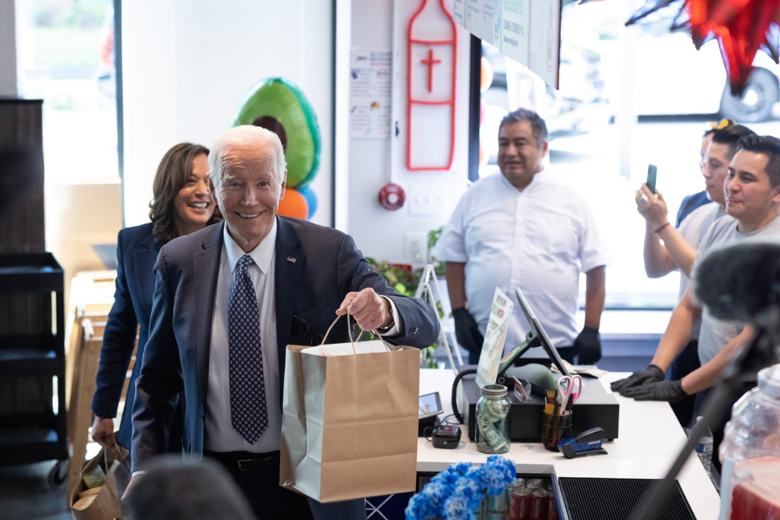 Joe Biden y Kamala Harris compran tacos y burritos para comer en La Casa Blanca