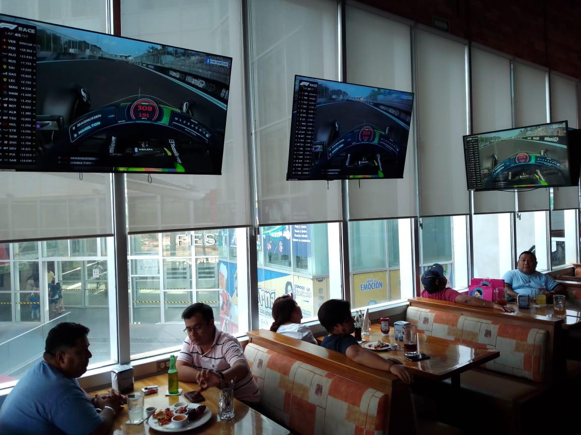 Fórmula 1: Fanáticos del "Checo" Pérez acuden a los bares de Cancún a ver la carrera