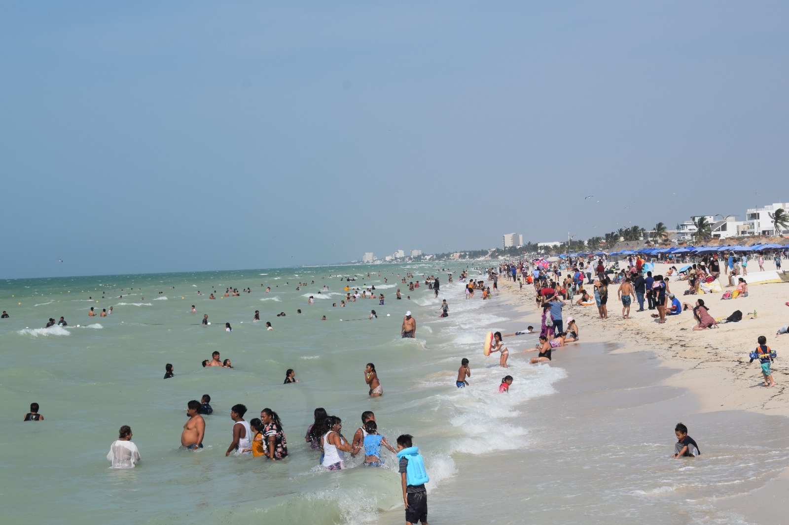 Los bañistas buscan el mar para calmar el calor este domingo