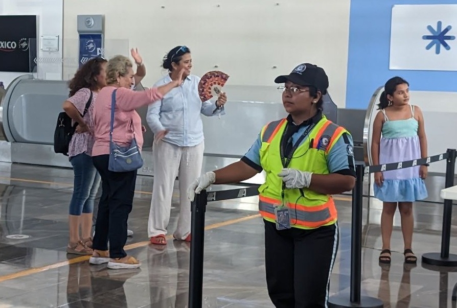 Pasajeros se 'asan' ante la falta de aire acondicionado en el aeropuerto de Campeche