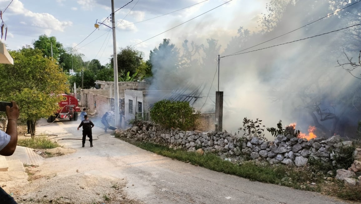 Una casa con techo de guano se incendió en el municipio de Peto