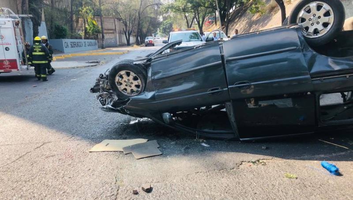 Un muerto tras la caída de una camioneta de un puente vehicular en Guadalajara, Jalisco