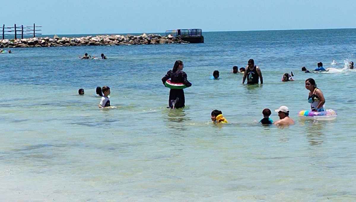 Playa Bonita, Campeche, recibe más de 3 mil personas ante ola de calor