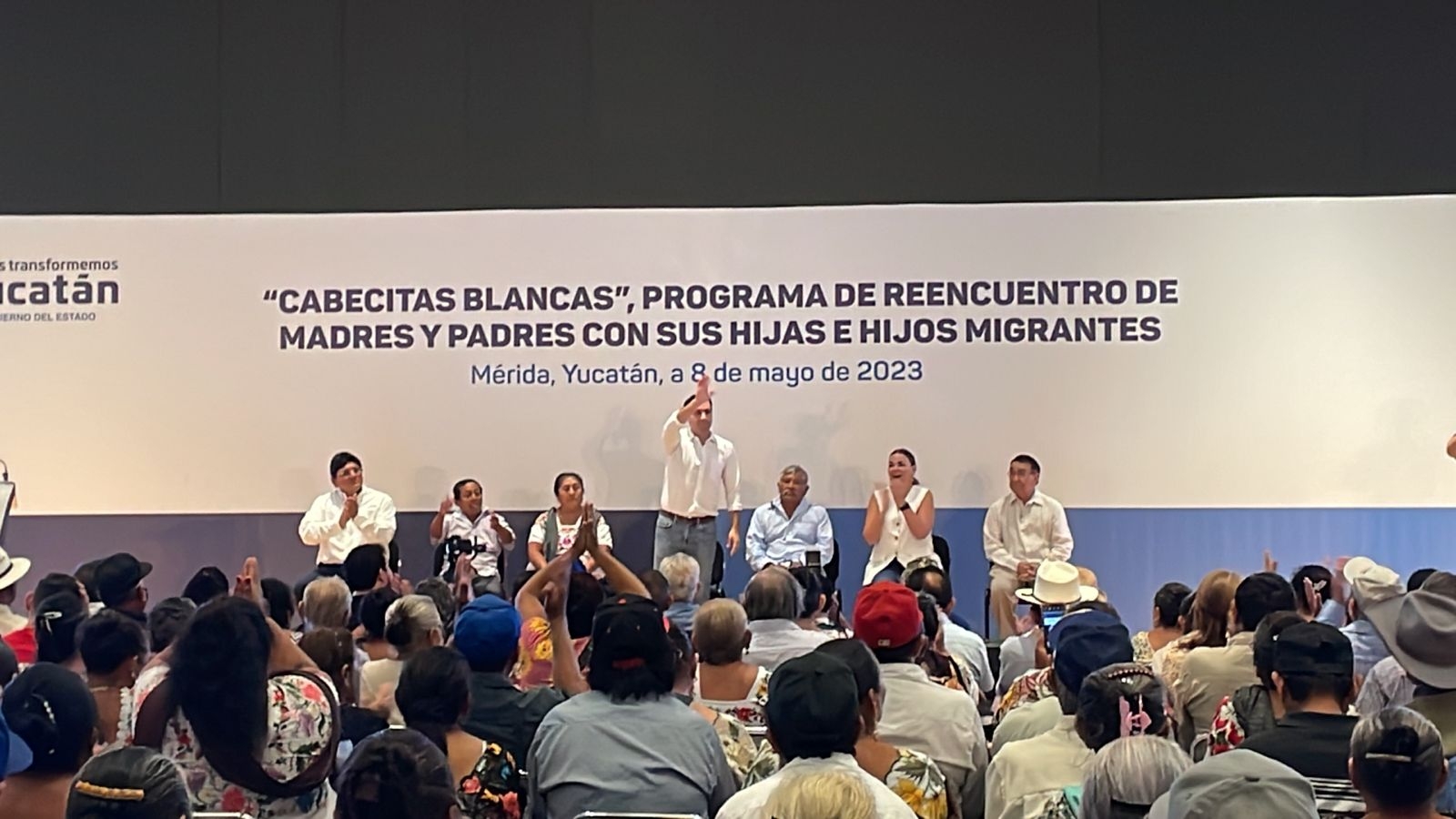 Mauricio Vila entrega documentos a abuelitos de Yucatán para visitar a su familia en EU: EN VIVO
